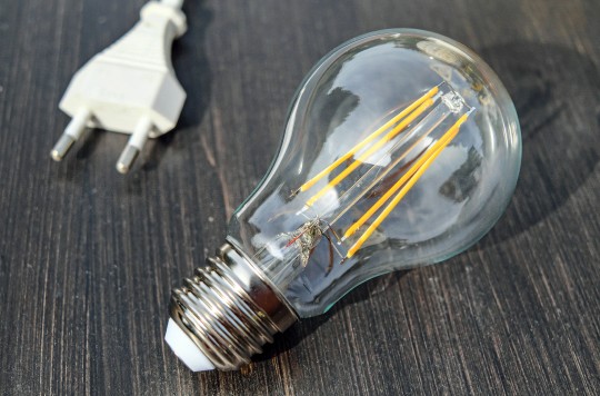 couleur-light-bulb-1640438.jpg
